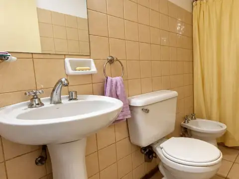 Casa 7 ambientes con 1 baño