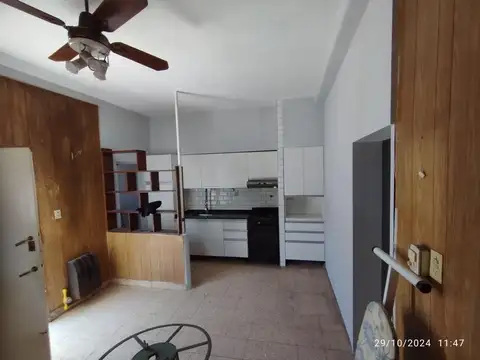 CASA EN ESQUINA CON 2 UN.– IDEAL INVERSIÓR EN V. LIBERTAD