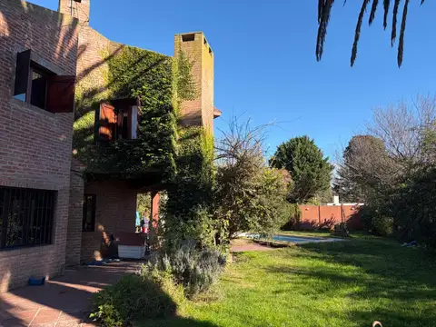 Casa en Venta con 2 cocheras