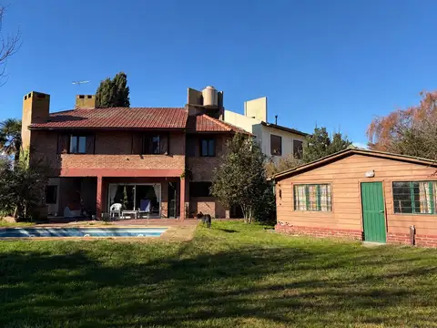 Venta Chalet 4 Ambientes en Doble Lote con quincho y pileta