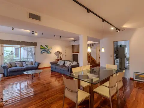 Casa en Venta con 2 cocheras