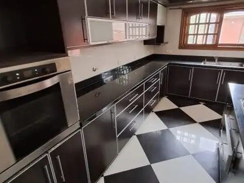 Casa 5 ambientes con 3 baños