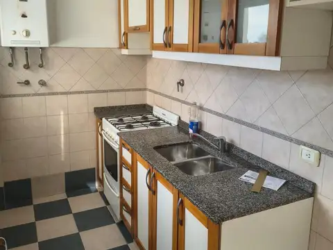 *MUY BUEN DEPTO. 2 AMB. CON BALCÓN *EDIFICIO CON SUM, BAÑO Y PARRILLA  *A 1 CD. PTE. JUAN D. PERÓN