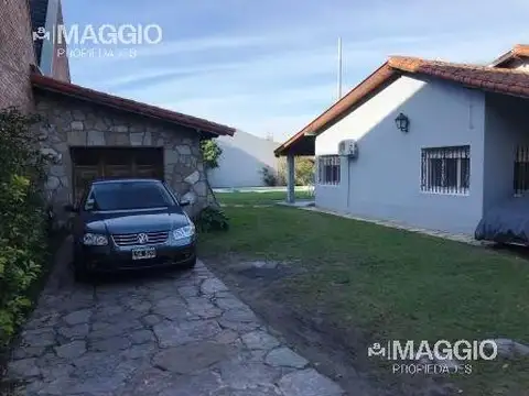 Casa en Venta con 3 cocheras