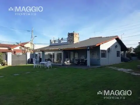 Casa 4 ambientes con 2 baños