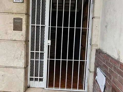 Departamento De Dos Ambientes, Contrafrente, Con Patio