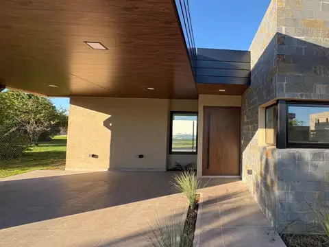 VENTA CASA EN BARRIO PRIVADO LAS CAÑITAS 3 DORMITORIOS