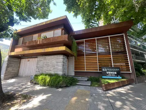 Casa en venta en Villa Devoto a metros de plaza arenales.