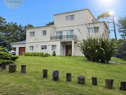 Eespectacular casa en Carilo a metros del mar
