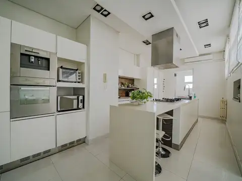 Departamento 8 ambientes con 5 baños