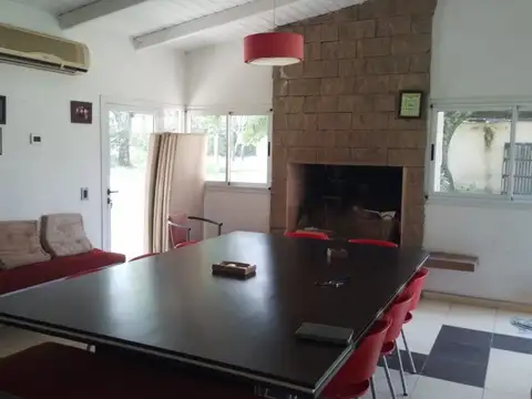 Casa 8 ambientes con 3 baños
