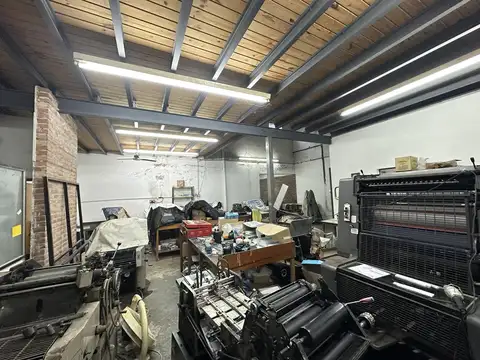 Galpón con ingreso por pasillo ancho. Entrepiso