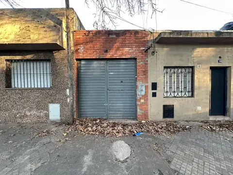 Galpón con ingreso por pasillo ancho. Entrepiso