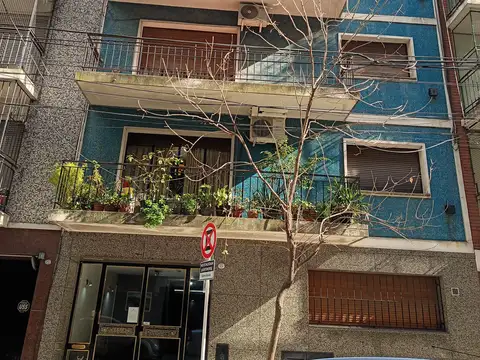 Impecable dos ambientes con patio - Luminoso-A media cuadra Parque Rivadavia