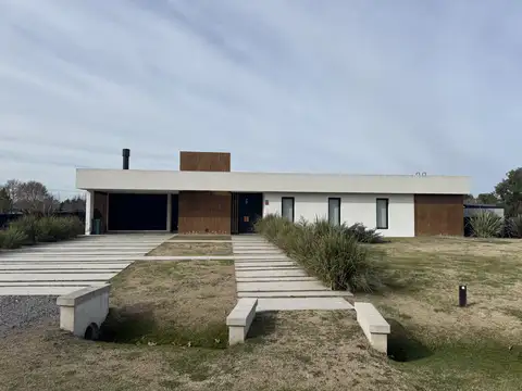 Hermosa Casa B° La Primavera Golf Carlos Keen