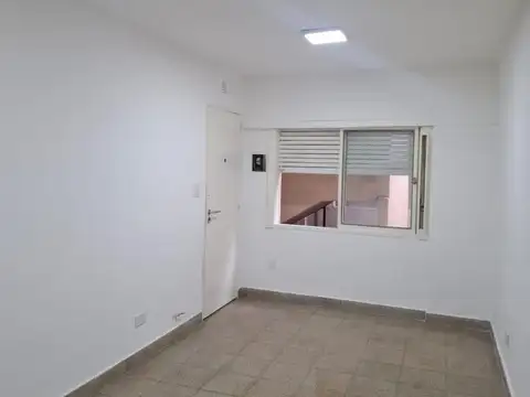 Departamento un dormitorio por escalera, Barrio Jorge Cura.