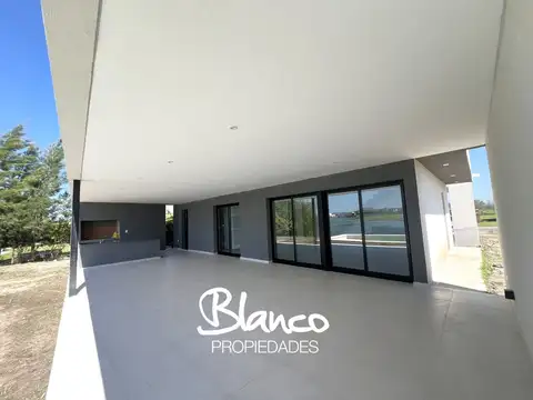 Casa 5 ambientes con 4 baños