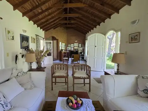 Casa 4 ambientes con 2 baños