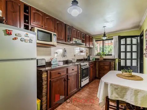 Casa 4 ambientes con 2 baños