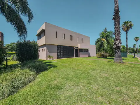 Casa 7 ambientes con 4 baños