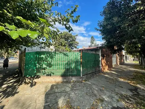 CASA 3 AMB. GALPON.  GARAGE. PATIO. TERRAZA. CASEROS