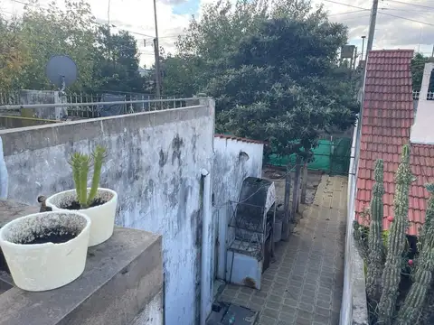 CASA 3 AMB. GALPON.  GARAGE. PATIO. TERRAZA. CASEROS