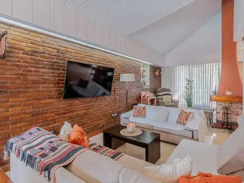 Venta Casa 6 ambientes Liniers Pileta 3 Cocheras