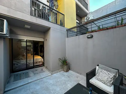Departamento monoambiente amoblado con patio y cochera