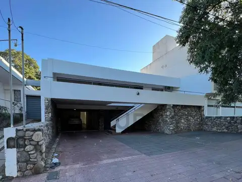 ALQUILER SOBRE MONSEÑOR PABLO CABRERA IMPECABLE APTA COMERCIO