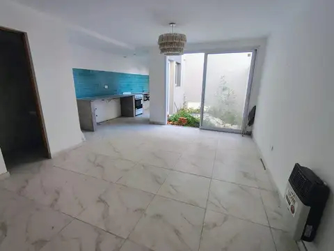 DUPLEX EN VENTA LA PLATA 2 DORMITORIOS Y PATIO