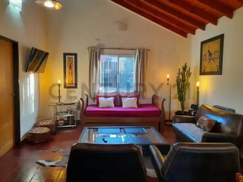 Casa en Alquiler con 2 cocheras