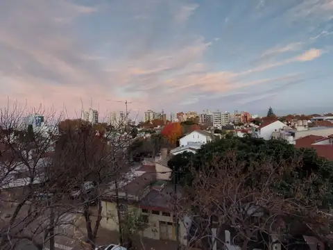 Carlos Francisco Melo 1600, Piso 4