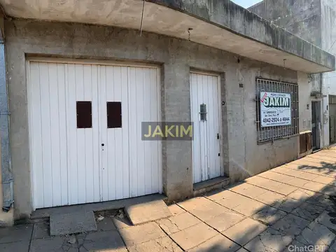 PH al frente sobre Av. B.P. Galdós de construcción solida apto crédito. Todos los servicios disponibles.
