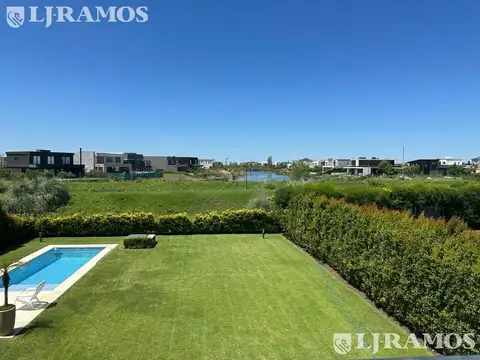Casa en Venta con 4 cocheras