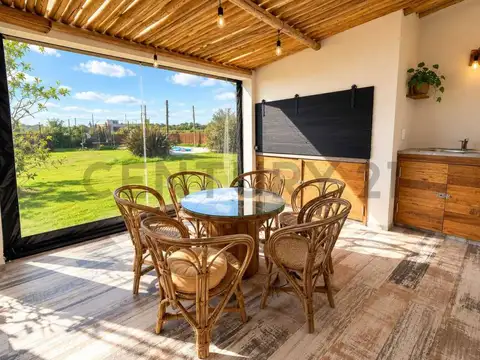 Casas en venta en La Plata, 3 dormitorios con pileta, barrio perimetrado.-
