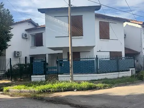 Departamento tipo casa en alquiler en Castelar Sur