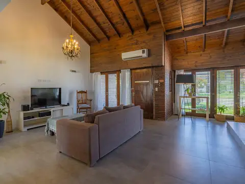 Casa en Venta con 2 cocheras