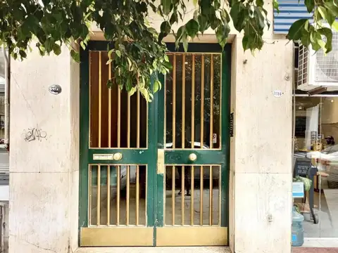 Amplio Departamento de 3 ambientes con balcón AV. Rivadavia