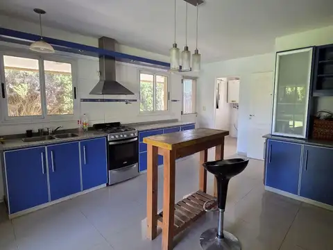 Casa en Alquiler con 2 cocheras