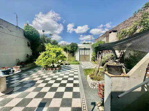 Casa en Echesortu 3 Dormitorios con Jardi, Terraza y Cochera