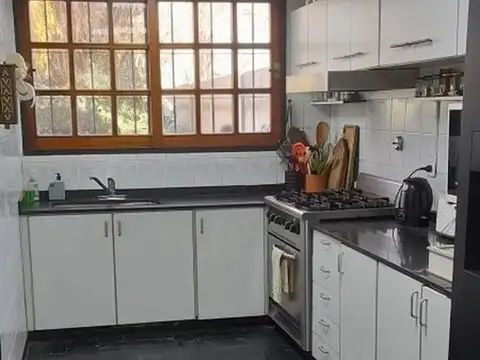 Casa en Venta con 3 cocheras