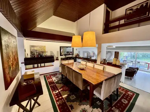 Casa en Alquiler con 2 cocheras