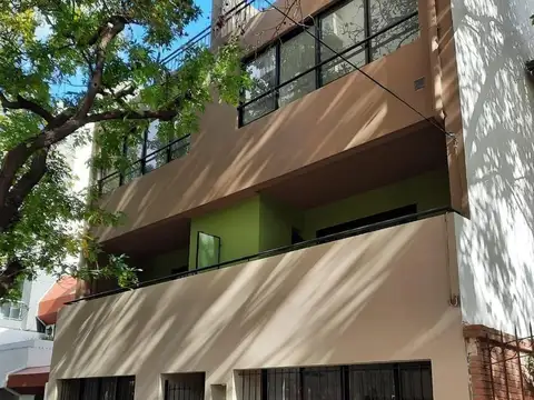 ALQUILER Excelente PH en dúplex con patio, balcón, dormitorio en suite y toilette. Planta Baja. Coghlan