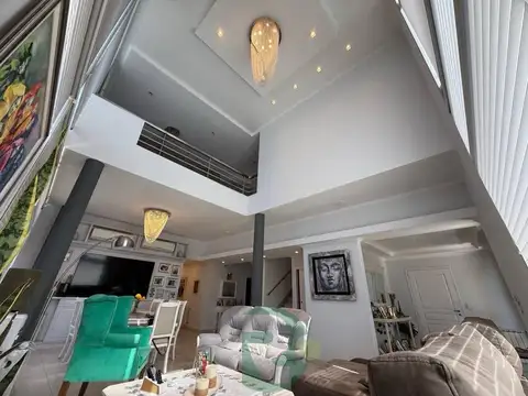Casa en Venta con 8 cocheras