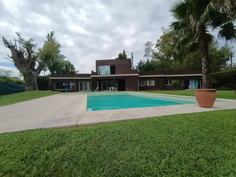 Casa con ambientes amplios y luminosos, con gran parque