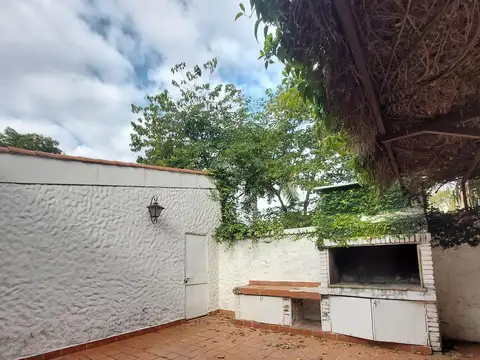 Casa 6 ambientes con 2 baños
