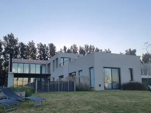 Espectacular casa con vista a la laguna en Pilará | VCO Propiedades
