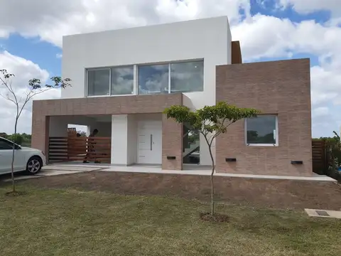 Venta de casa en dos plantas con pileta - SAN RAMIRO PILAR DEL ESTE