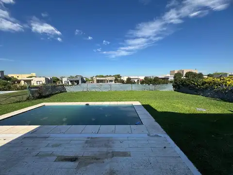 Venta de casa en dos plantas con pileta - SAN RAMIRO PILAR DEL ESTE