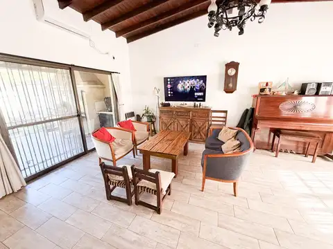 Casa 5 ambientes con 4 baños